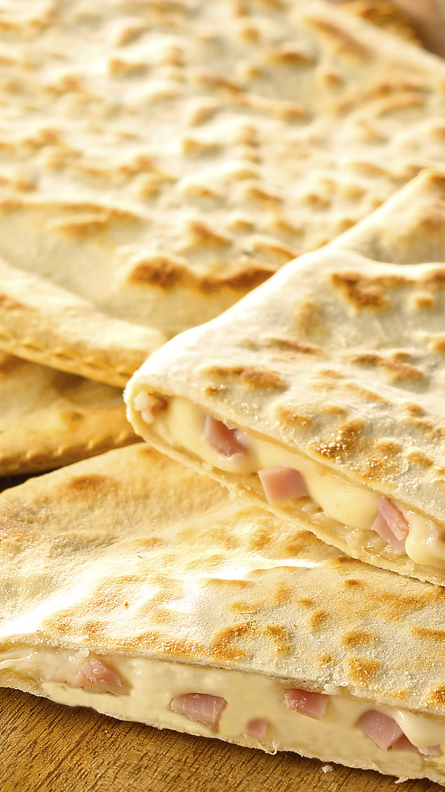 Crescione_prosciutto_mozzarell_detail_35064 Crescione_prosciutto_mozzarell_detail_35064