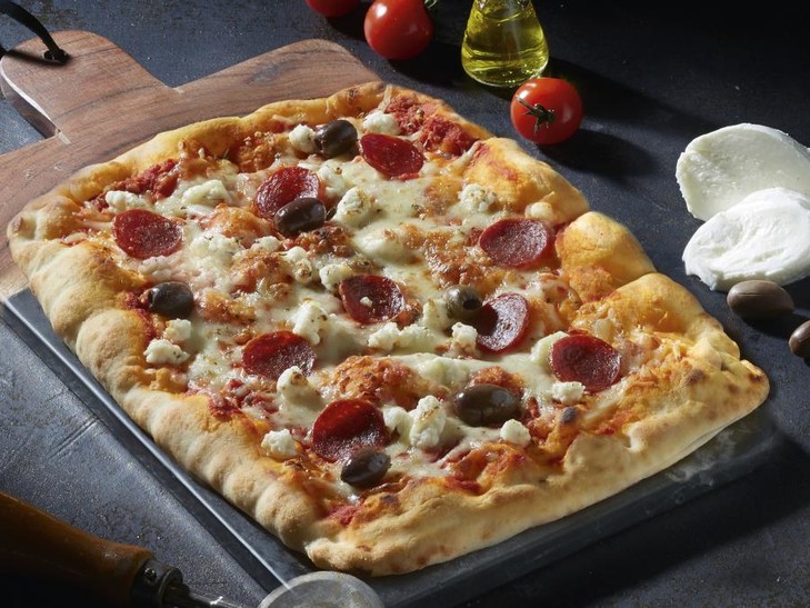 Pizza Festa salamino, ricotta e olive
