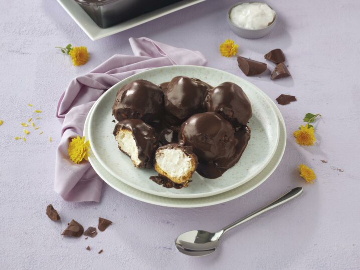 Profiterole al cioccolato fondente