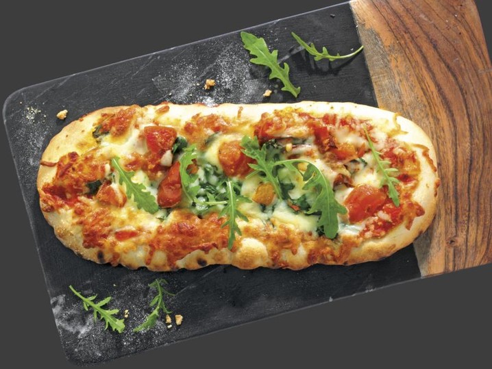 Pizza Suprema lunga pomodori e mozzarella